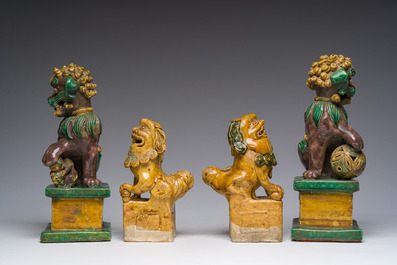 Deux paires de sculptures de lions bouddhistes en gr&egrave;s &eacute;maill&eacute; sancai, Chine, 19&egrave;me si&egrave;cle