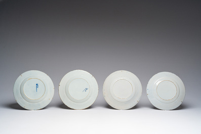 Douze assiettes et plats en fa&iuml;ence de Delft en bleu et blanc et polychrome &agrave; d&eacute;cor floral, 18&egrave;me si&egrave;cle