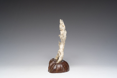 Sculpture en corail blanc repr&eacute;sentant des enfants jouant &agrave; la recherche de nids d'oiseaux entour&eacute;s d'&eacute;cureuils, Chine, 19&egrave;me/20&egrave;me si&egrave;cle