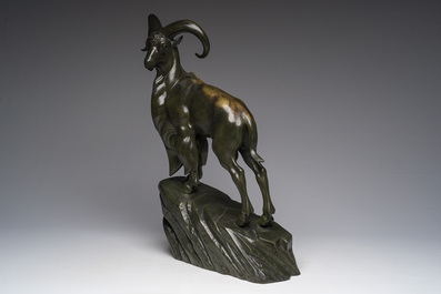 Raymond de Meester de Betzenbroeck (1904-1995): Un mouflon sur un rocher, bronze &agrave; patine verte