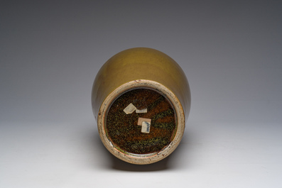 Vase en porcelaine de Chine 'teadust' monochrome mont&eacute; en lampe, 18&egrave;me/19&egrave;me si&egrave;cle