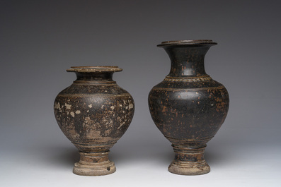 Deux vases en gr&egrave;s &agrave; gla&ccedil;ure brune-noire mont&eacute;s en lampe, Khmer, Cambodge, 12&egrave;me/13&egrave;me si&egrave;cle