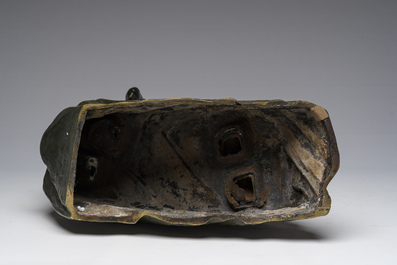 Raymond de Meester de Betzenbroeck (1904-1995): Un mouflon sur un rocher, bronze &agrave; patine verte