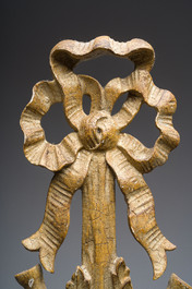 Paire d'appliques murales &agrave; trois lumi&egrave;res de style Louis XVI en bois dor&eacute; et m&eacute;tal argent&eacute;, France, 19&egrave;me/20&egrave;me si&egrave;cle