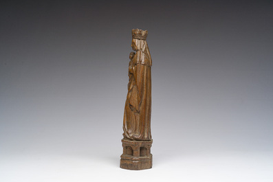 Vierge &agrave; l'Enfant n&eacute;o-gothique en ch&ecirc;ne sculpt&eacute; inspir&eacute;e de mod&egrave;les en argile d'Utrecht du 15&egrave;me si&egrave;cle, 19&egrave;me si&egrave;cle