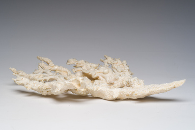 Sculpture en corail blanc repr&eacute;sentant des enfants jouant &agrave; la recherche de nids d'oiseaux entour&eacute;s d'&eacute;cureuils, Chine, 19&egrave;me/20&egrave;me si&egrave;cle