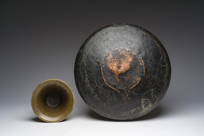 Chandelier ottoman en bronze et un bassin islamique en cuivre &eacute;tam&eacute; &agrave; d&eacute;cor grav&eacute;, 19&egrave;me si&egrave;cle