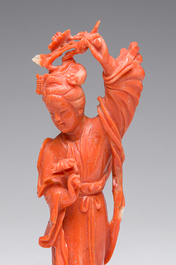 Figure d'une dame avec une branche fleurie en corail rouge sculpt&eacute;, Chine, 19&egrave;me/20&egrave;me si&egrave;cle