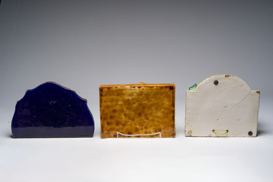 Trois consoles d'appliques en majolique polychrome &agrave; d&eacute;cor d'une sir&egrave;ne, d'un mascaron et d'un blason, une marqu&eacute;e Sarreguemines, France, d&eacute;but 20&egrave;me