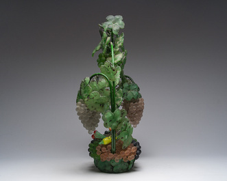 Cesare Toso (20&egrave;me si&egrave;cle): Lampe de table en forme de panier de raisin entour&eacute; de vignes en verre de Murano, Italie