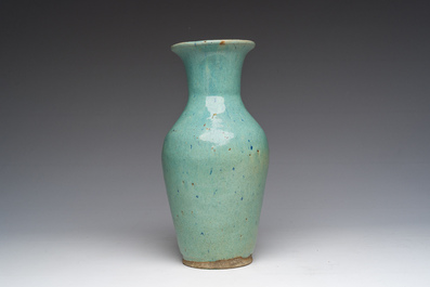 Vase en gr&egrave;s monochrome turquoise mont&eacute; en lampe, Chine, 19&egrave;me/20&egrave;me si&egrave;cle