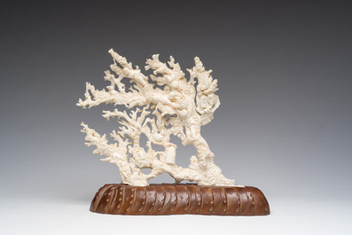 Sculpture en corail blanc repr&eacute;sentant des enfants jouant &agrave; la recherche de nids d'oiseaux entour&eacute;s d'&eacute;cureuils, Chine, 19&egrave;me/20&egrave;me si&egrave;cle