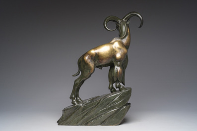 Raymond de Meester de Betzenbroeck (1904-1995): Un mouflon sur un rocher, bronze &agrave; patine verte