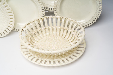 Partie de service de 16 pi&egrave;ces en creamware de Leeds comprenant 12 assiettes et une paire de corbeilles sur pr&eacute;sentoirs, Angleterre, 18&egrave;me/19&egrave;me s.