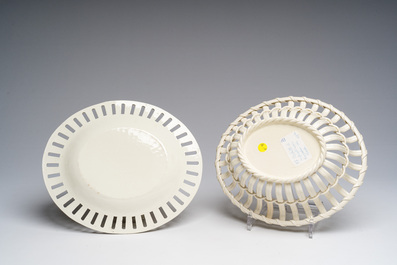 Partie de service de 16 pi&egrave;ces en creamware de Leeds comprenant 12 assiettes et une paire de corbeilles sur pr&eacute;sentoirs, Angleterre, 18&egrave;me/19&egrave;me s.