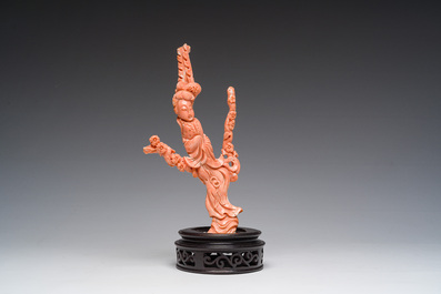 Guanyin en corail rouge sculpt&eacute;, Chine, 19&egrave;me/20&egrave;me si&egrave;cle
