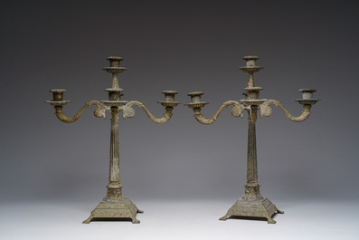 Paire de chandeliers en bronze dor&eacute; &agrave; cinq lumi&egrave;res, France ou Italie, 19&egrave;me/20&egrave;me si&egrave;cle