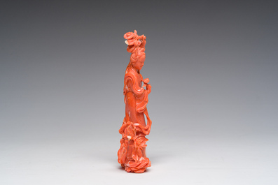 Figure d'une dame avec une branche fleurie en corail rouge sculpt&eacute;, Chine, 19&egrave;me/20&egrave;me si&egrave;cle