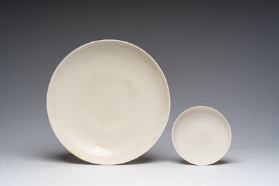 Deux assiettes en porcelaine blanche monochrome de Chine venant de l'&eacute;pave Vung Tao, Kangxi, vers 1690