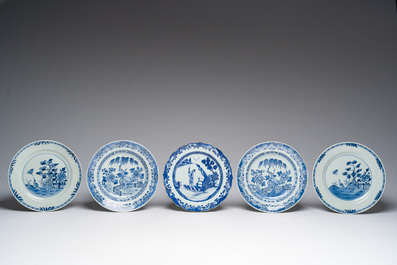 Neuf assiettes en porcelaine de Chine bleu et blanc et un plat famille rose &agrave; d&eacute;cor floral, Qianlong