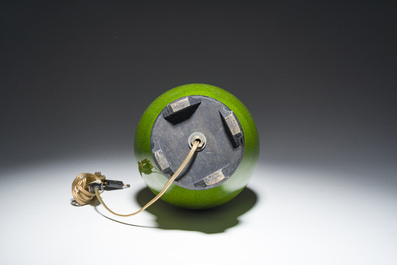 Vase balustre en porcelaine monochrome verte mont&eacute; en lampe, Chine, 20&egrave;me si&egrave;cle