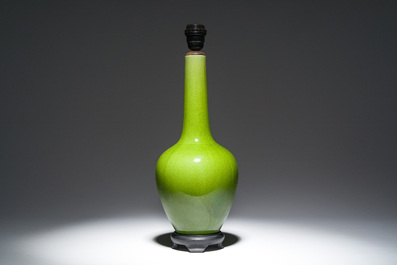 Vase balustre en porcelaine monochrome verte mont&eacute; en lampe, Chine, 20&egrave;me si&egrave;cle