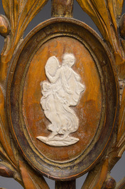 Paire d'appliques murales de style Louis XVI en bois dor&eacute; &agrave; deux lumi&egrave;res &agrave; d&eacute;cor d'une sc&egrave;ne inspir&eacute;e de l'Antiquit&eacute;, Italie, 20&egrave;me si&egrave;cle