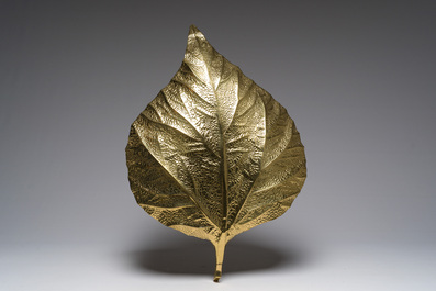Tommaso Barbi (1944-2015): Paire d'appliques murales en cuivre dor&eacute; &agrave; point lumineux unique en forme de feuille, Italie, ann&eacute;es 1970