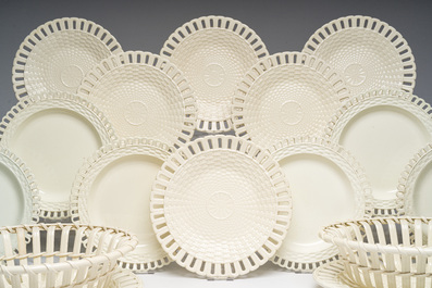 Partie de service de 16 pi&egrave;ces en creamware de Leeds comprenant 12 assiettes et une paire de corbeilles sur pr&eacute;sentoirs, Angleterre, 18&egrave;me/19&egrave;me s.