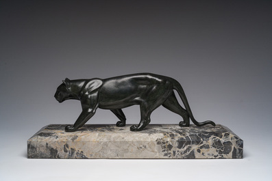 Marcel Leducq (1879-1955) : Sculpture Art D&eacute;co repr&eacute;sentant une panth&egrave;re, zamak patin&eacute; sur un imposant socle en marbre