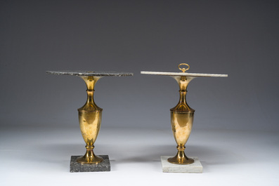 Deux gu&eacute;ridons d'appoint Hollywood Rengency en marbre blanc et gris &agrave; monture en cuivre dor&eacute; en forme de vase, Maison Jansen, Paris, France, ann&eacute;es 70