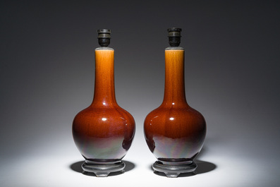 Paire de vases de forme bouteille en porcelaine &agrave; &eacute;mail flamb&eacute; mont&eacute;s en lampe, Chine, 20&egrave;me si&egrave;cle