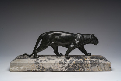 Marcel Leducq (1879-1955) : Sculpture Art D&eacute;co repr&eacute;sentant une panth&egrave;re, zamak patin&eacute; sur un imposant socle en marbre