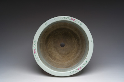 Een Chinese famille rose jardini&egrave;re met vogels tussen bloesemtakken en floraal decor, 19de eeuw