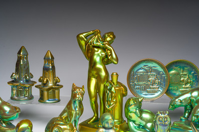 Collection vari&eacute;e d'animaux, de figures et de monuments &agrave; gla&ccedil;ure &eacute;osine, Zsolnay Pecs, Hongrie, 20&egrave;me si&egrave;cle