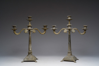 Paire de chandeliers en bronze dor&eacute; &agrave; cinq lumi&egrave;res, France ou Italie, 19&egrave;me/20&egrave;me si&egrave;cle