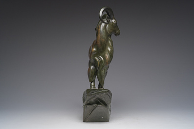 Raymond de Meester de Betzenbroeck (1904-1995): Un mouflon sur un rocher, bronze &agrave; patine verte