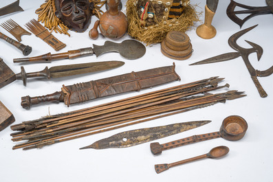 Vaste collection d'objets africains, e.a. des masques, des armes, des r&eacute;cipients et des ustensiles, 20&egrave;me si&egrave;cle