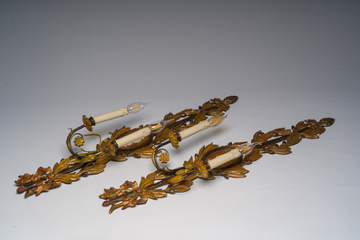 Paire d'appliques murales de style Louis XVI en bois dor&eacute; &agrave; deux lumi&egrave;res &agrave; d&eacute;cor d'une sc&egrave;ne inspir&eacute;e de l'Antiquit&eacute;, Italie, 20&egrave;me si&egrave;cle