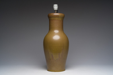 Vase en porcelaine de Chine 'teadust' monochrome mont&eacute; en lampe, 18&egrave;me/19&egrave;me si&egrave;cle