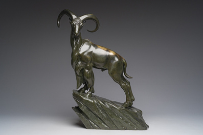 Raymond de Meester de Betzenbroeck (1904-1995): Un mouflon sur un rocher, bronze &agrave; patine verte