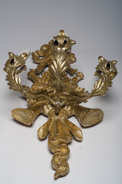 Paire d'appliques murales &agrave; trois lumi&egrave;res de style Louis XVI en bois dor&eacute; et m&eacute;tal argent&eacute;, France, 19&egrave;me/20&egrave;me si&egrave;cle