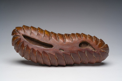 Sculpture en corail blanc repr&eacute;sentant des enfants jouant &agrave; la recherche de nids d'oiseaux entour&eacute;s d'&eacute;cureuils, Chine, 19&egrave;me/20&egrave;me si&egrave;cle