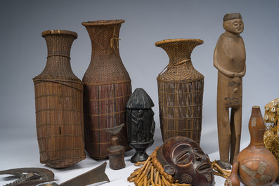Vaste collection d'objets africains, e.a. des masques, des armes, des r&eacute;cipients et des ustensiles, 20&egrave;me si&egrave;cle