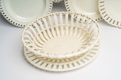 Partie de service de 16 pi&egrave;ces en creamware de Leeds comprenant 12 assiettes et une paire de corbeilles sur pr&eacute;sentoirs, Angleterre, 18&egrave;me/19&egrave;me s.