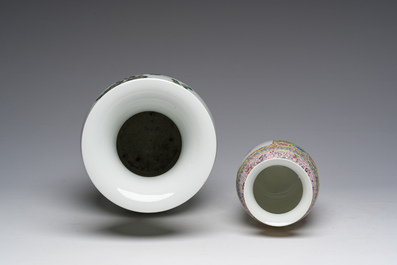 Deux vases en porcelaine de Chine famille rose &agrave; d&eacute;cor de dames se relaxant dans un jardin de palais, marque de Qianlong, R&eacute;publique, 20&egrave;me si&egrave;cle