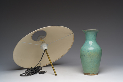 Vase en gr&egrave;s monochrome turquoise mont&eacute; en lampe, Chine, 19&egrave;me/20&egrave;me si&egrave;cle