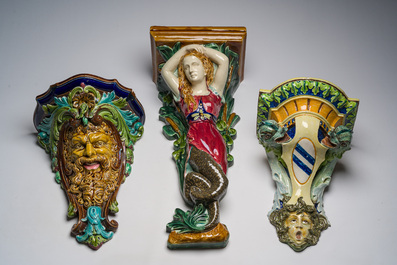Trois consoles d'appliques en majolique polychrome &agrave; d&eacute;cor d'une sir&egrave;ne, d'un mascaron et d'un blason, une marqu&eacute;e Sarreguemines, France, d&eacute;but 20&egrave;me