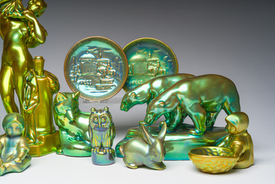 Collection vari&eacute;e d'animaux, de figures et de monuments &agrave; gla&ccedil;ure &eacute;osine, Zsolnay Pecs, Hongrie, 20&egrave;me si&egrave;cle
