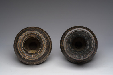 Deux vases en gr&egrave;s &agrave; gla&ccedil;ure brune-noire mont&eacute;s en lampe, Khmer, Cambodge, 12&egrave;me/13&egrave;me si&egrave;cle